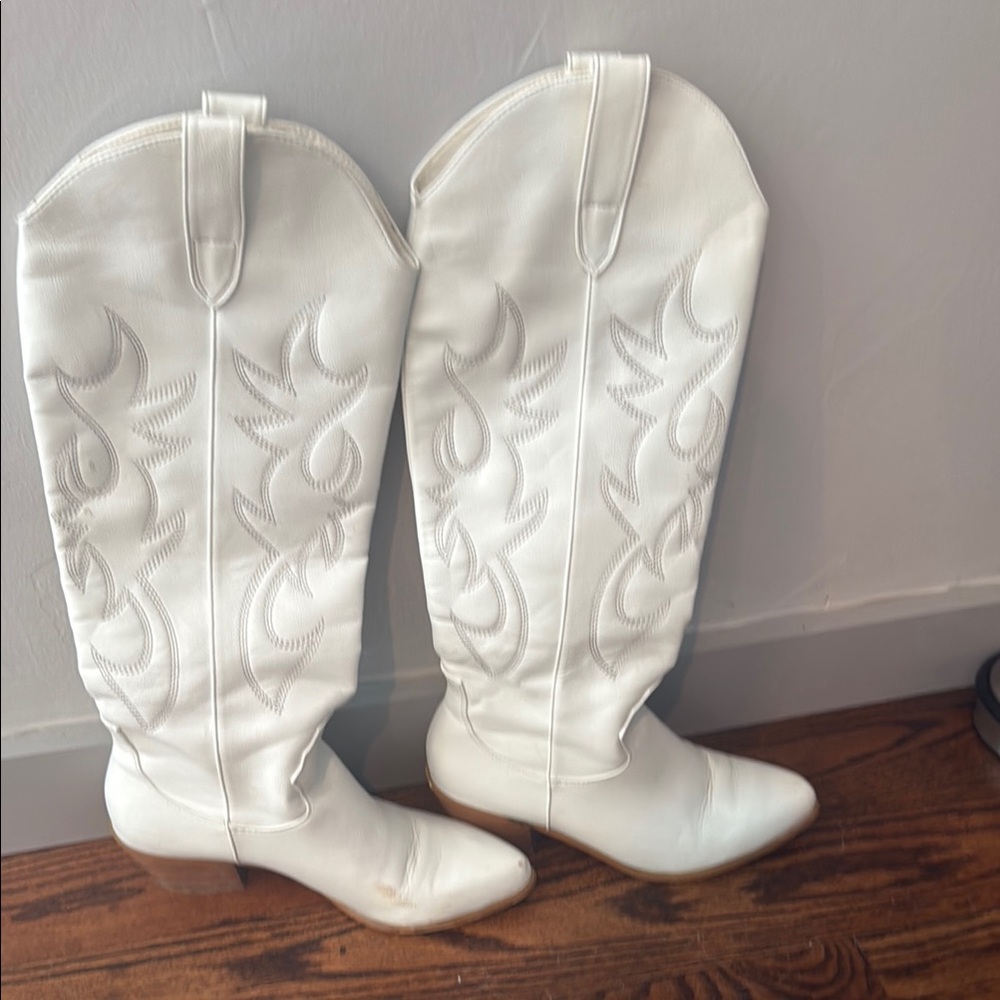 White Embroidered Women's Cowboy Boots